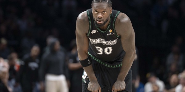 hth sports-顶不住啊！兰德尔反击滑翔上篮得手 骑士喊出本节第3次暂停