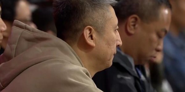 华体会体育官方皇马的赞助商-望无大碍！郭艾伦膝盖受伤痛苦倒地 无法站立担架车推着离场