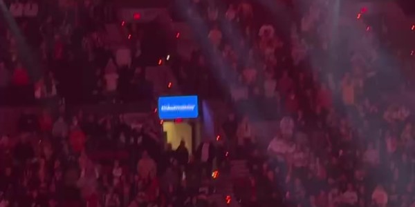 华体会APP-小吧现场直击&amp;gt;利拉德今天开场前为纪念马丁·路德·金致辞