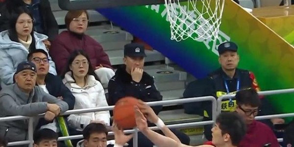 惨烈！王少杰鼻子被打出血被迫下场治疗引关注 杜锋脸如铁色