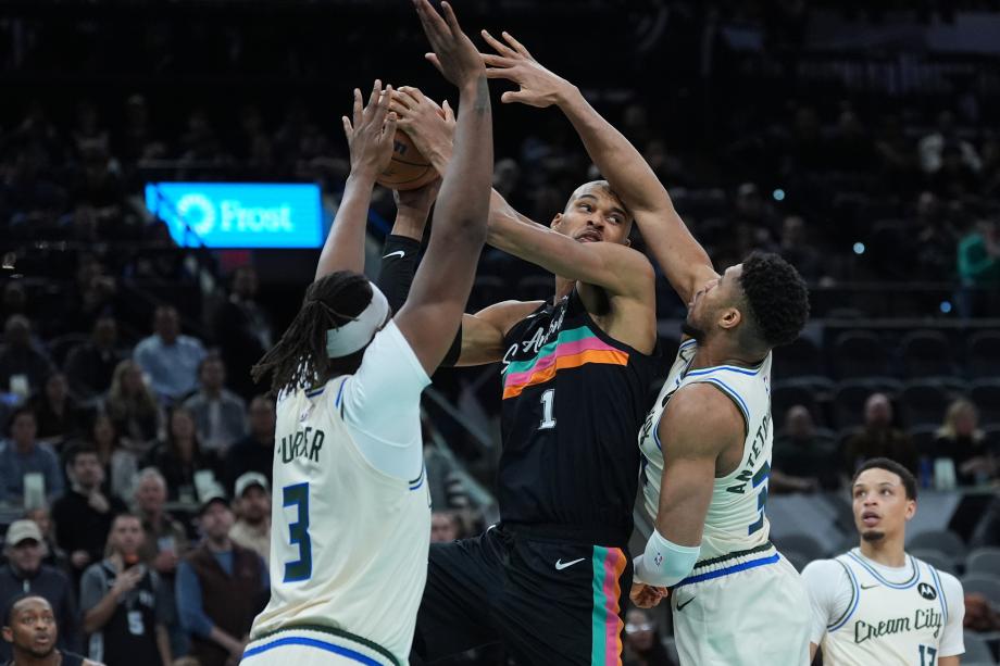 [图]文班5记三分砍22+10字母哥21分 马刺送雄鹿3连败